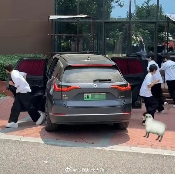 改衣帽间3亿中产傻眼了AG真人网蔚来新车爆(图2)