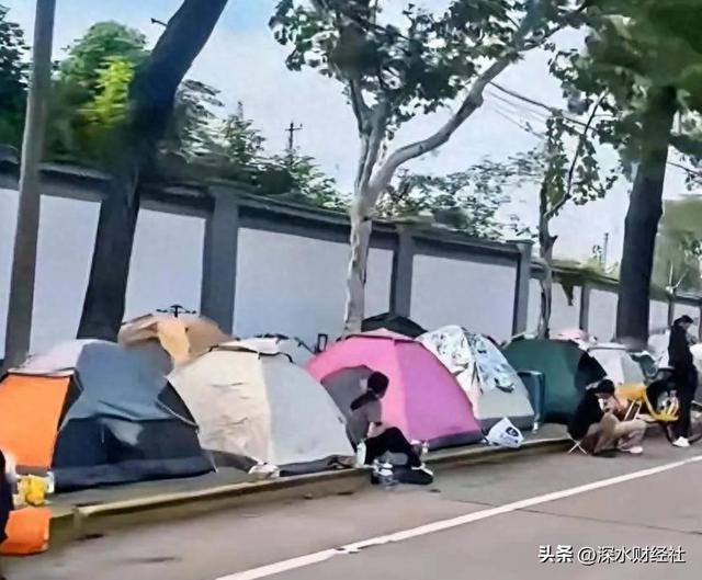 军：年轻人开始对坐地起价说不！AG真人旗舰厅景区外的帐篷大(图4)